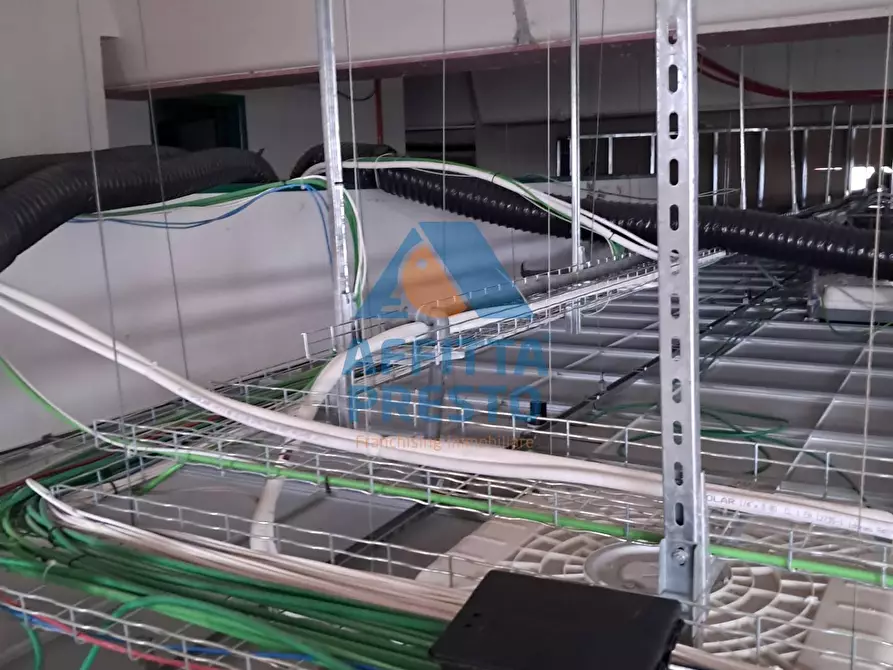 Immagine 35 di Attività commerciale in affitto  a Massa E Cozzile