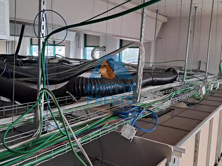 Immagine 37 di Attività commerciale in affitto  a Massa E Cozzile