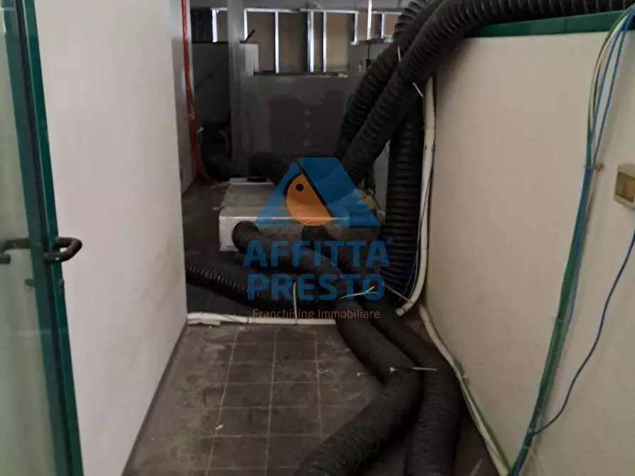 Immagine 39 di Attività commerciale in affitto  a Massa E Cozzile