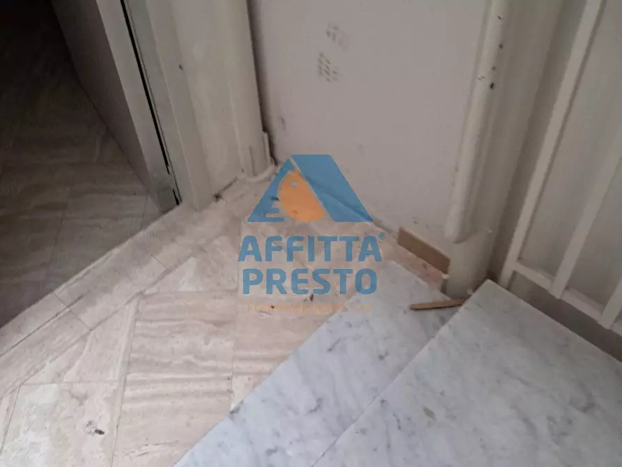 Immagine 42 di Attività commerciale in affitto  a Massa E Cozzile