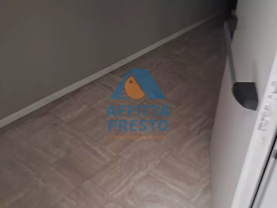 Immagine 43 di Attività commerciale in affitto  a Massa E Cozzile
