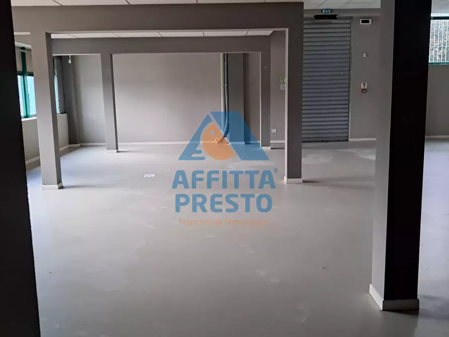 Immagine 45 di Attività commerciale in affitto  a Massa E Cozzile