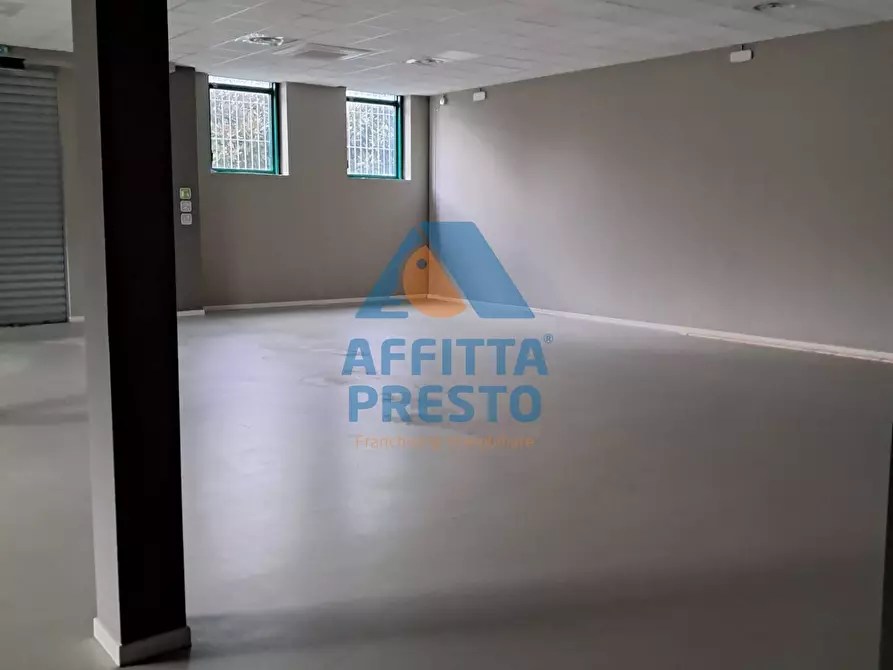Immagine 46 di Attività commerciale in affitto  a Massa E Cozzile