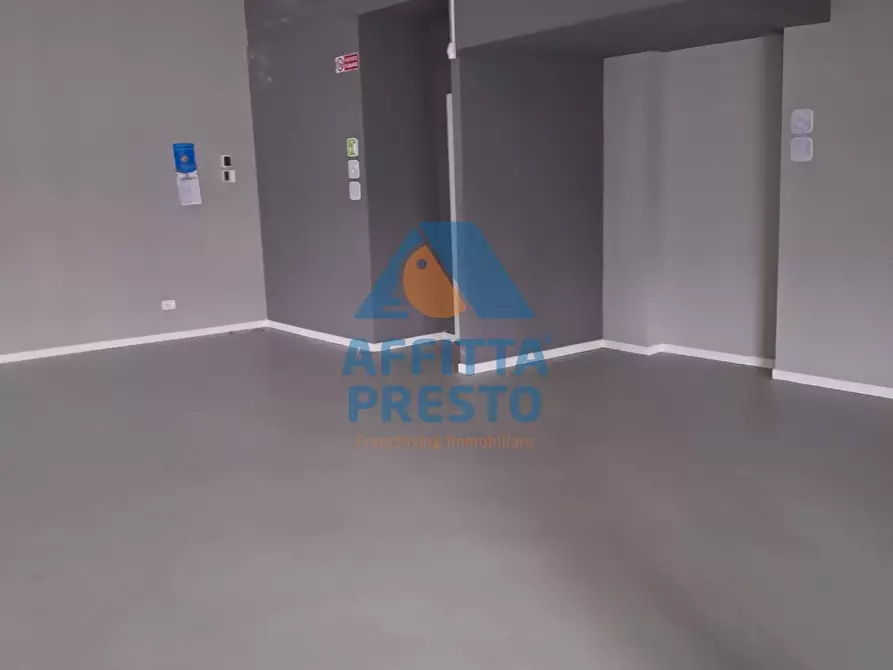 Immagine 48 di Attività commerciale in affitto  a Massa E Cozzile
