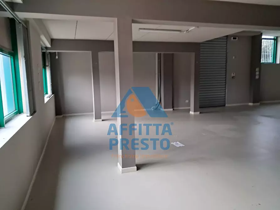 Immagine 49 di Attività commerciale in affitto  a Massa E Cozzile