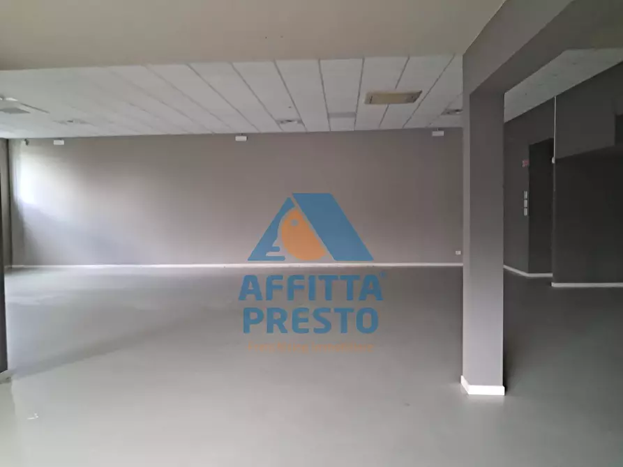 Immagine 50 di Attività commerciale in affitto  a Massa E Cozzile