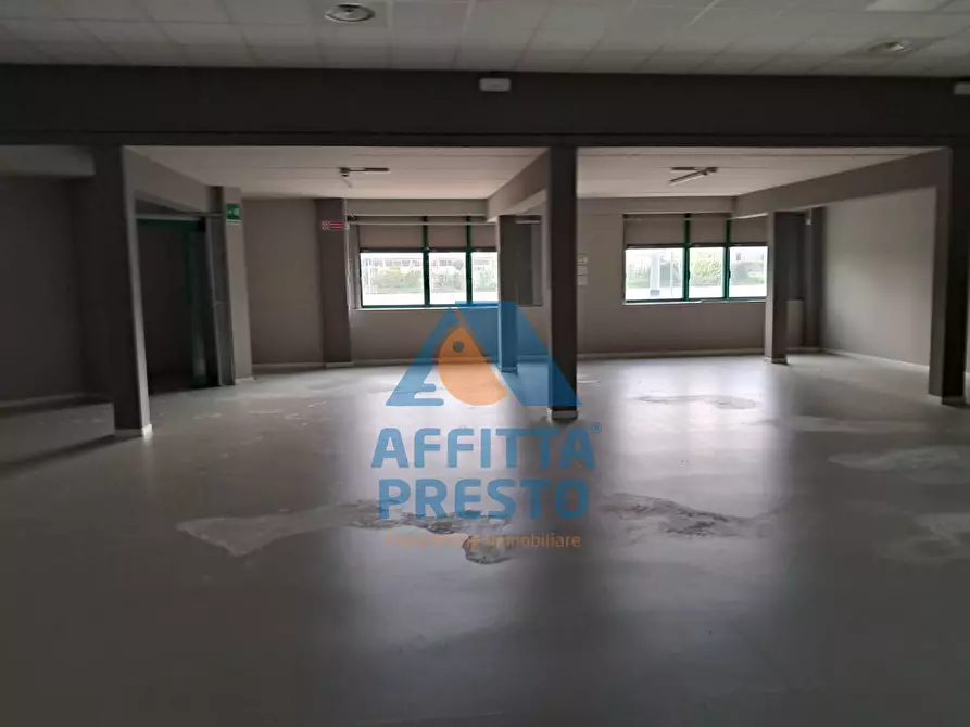 Immagine 51 di Attività commerciale in affitto  a Massa E Cozzile