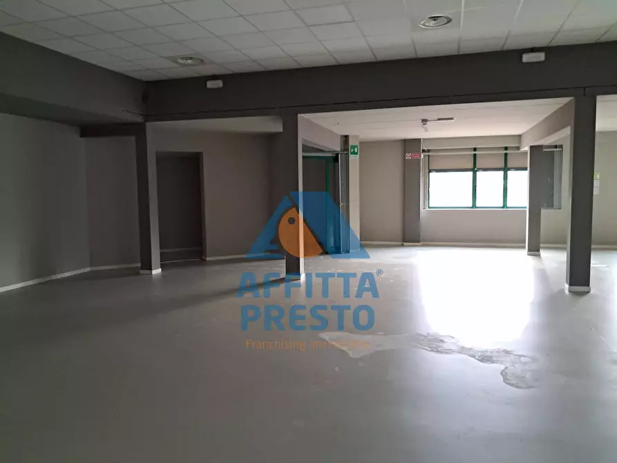 Immagine 52 di Attività commerciale in affitto  a Massa E Cozzile