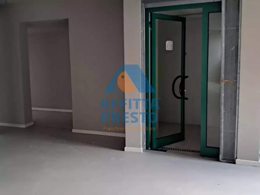 Immagine 53 di Attività commerciale in affitto  a Massa E Cozzile