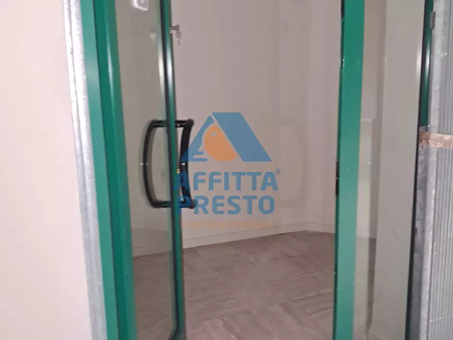 Immagine 54 di Attività commerciale in affitto  a Massa E Cozzile