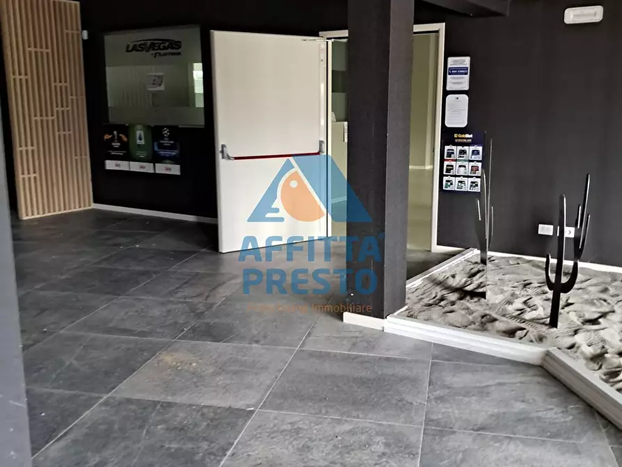 Immagine 55 di Attività commerciale in affitto  a Massa E Cozzile