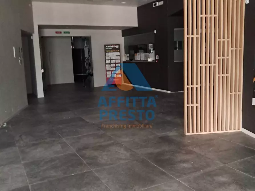 Immagine 56 di Attività commerciale in affitto  a Massa E Cozzile