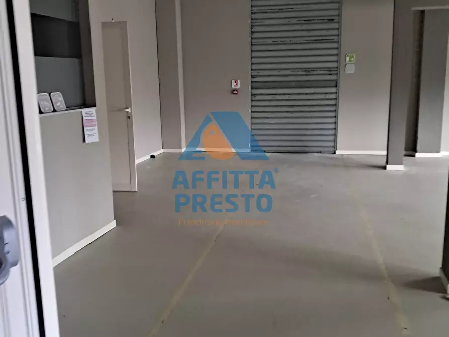 Immagine 57 di Attività commerciale in affitto  a Massa E Cozzile