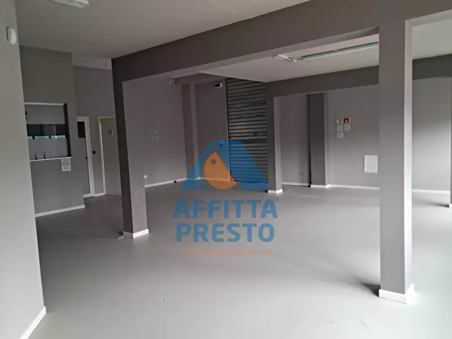 Immagine 58 di Attività commerciale in affitto  a Massa E Cozzile