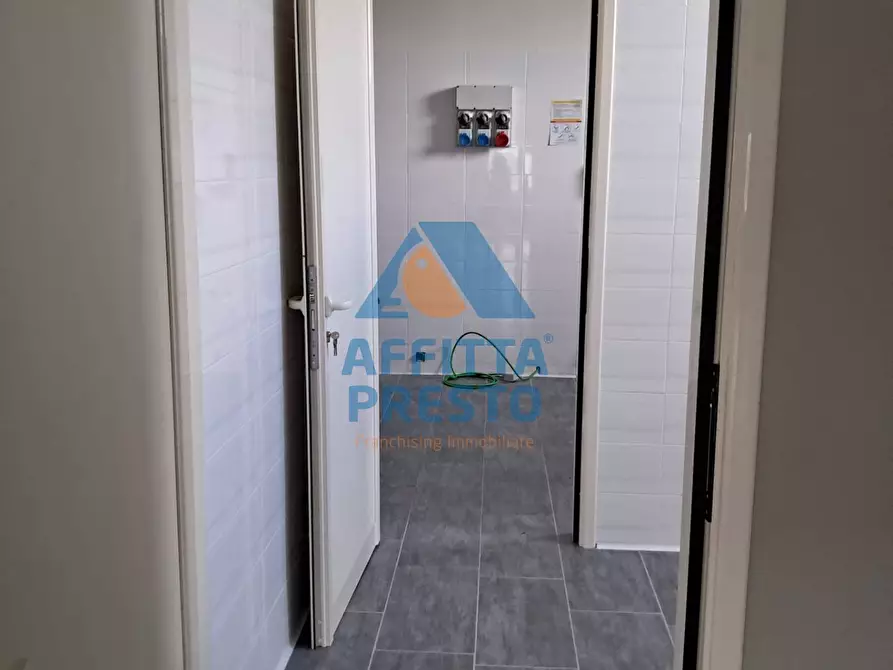 Immagine 59 di Attività commerciale in affitto  a Massa E Cozzile