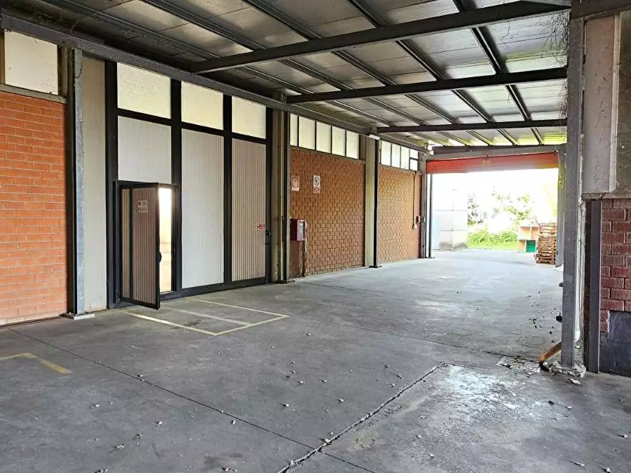 Immagine 2 di Capannone industriale in affitto  a Montecatini Terme