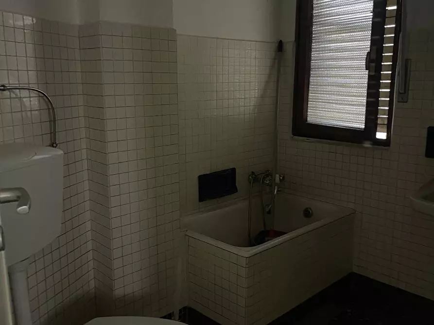 Immagine 4 di Negozio in affitto  in via ivrea a Chivasso