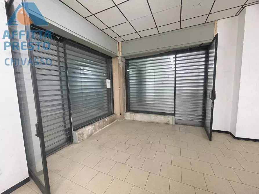 Immagine 1 di Negozio in affitto  in via ivrea a Chivasso