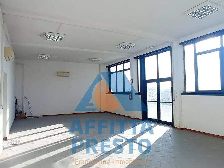 Immagine 17 di Magazzino in affitto  a Piombino