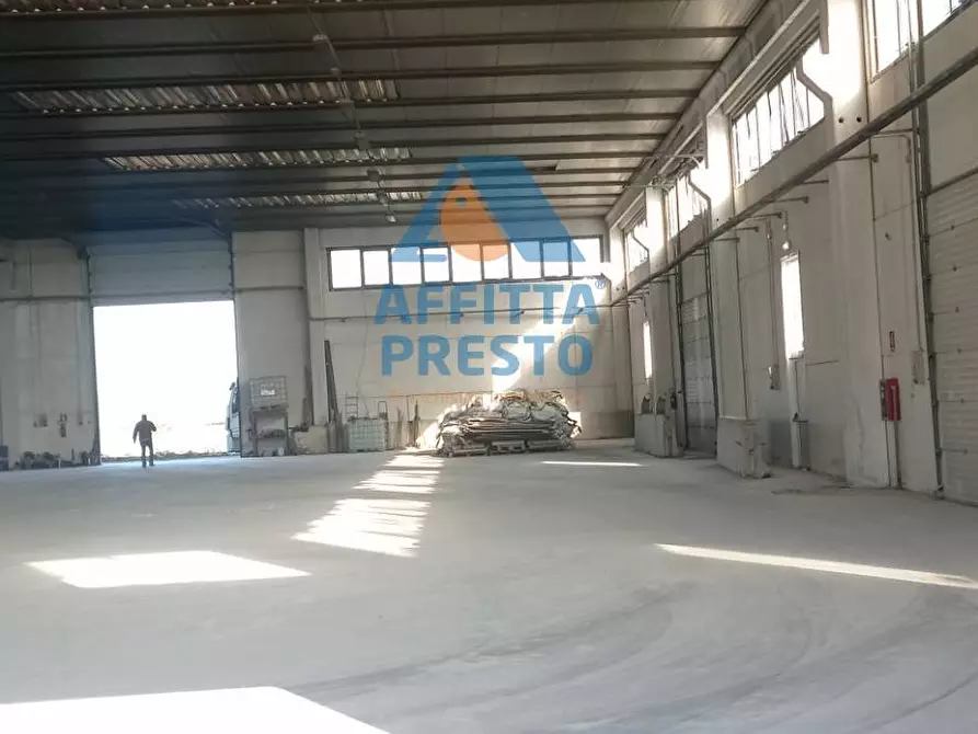 Immagine 13 di Magazzino in affitto  a Piombino