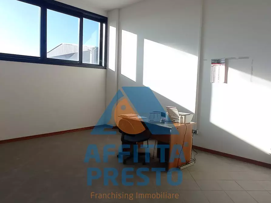 Immagine 18 di Magazzino in affitto  a Piombino
