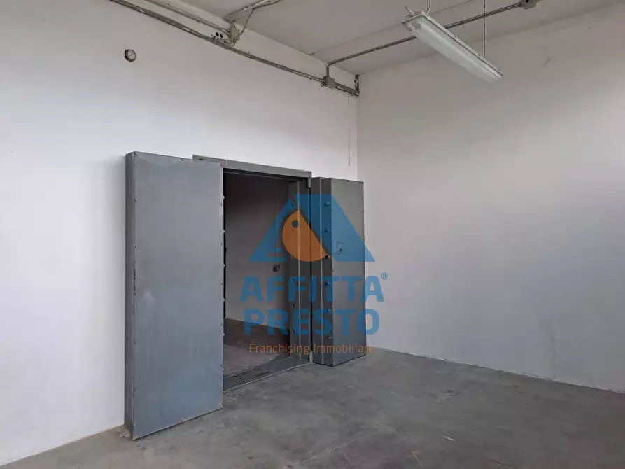 Immagine 2 di Magazzino in affitto  a Vinci