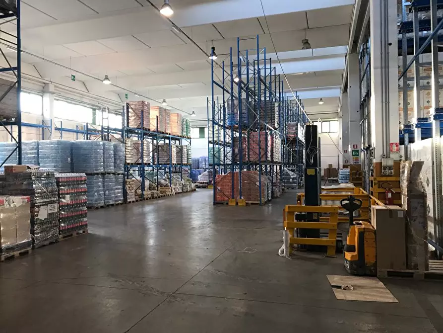 Immagine 2 di Magazzino in affitto  a Firenze