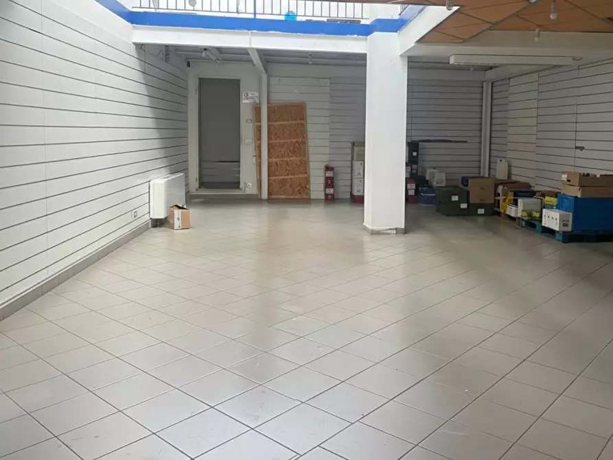 Immagine 5 di Negozio in affitto  in Via Po 5 a Chivasso