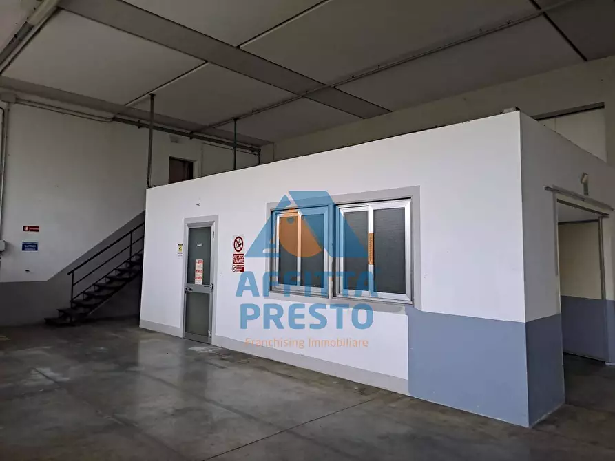 Immagine 18 di Attività commerciale in affitto  a Empoli