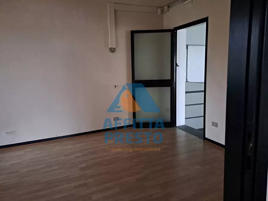 Immagine 10 di Attività commerciale in vendita  a Lamporecchio