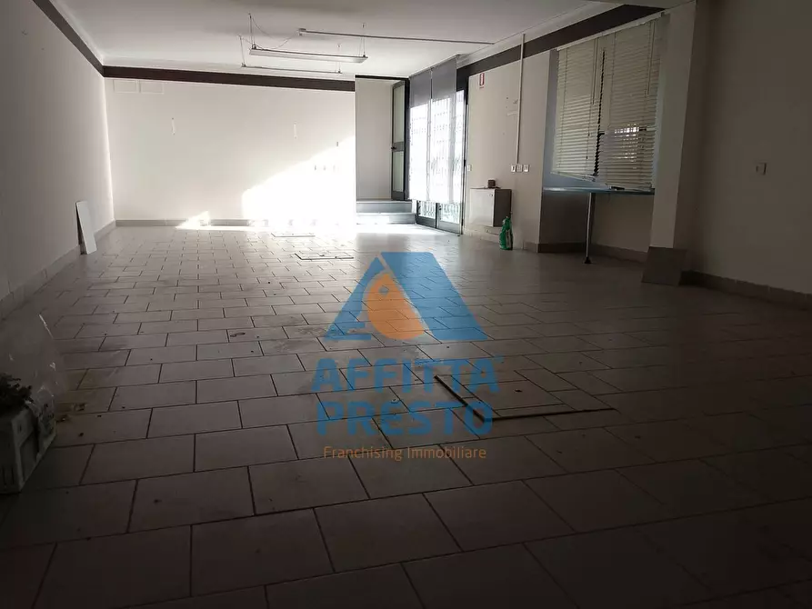 Immagine 12 di Attività commerciale in affitto  a Empoli
