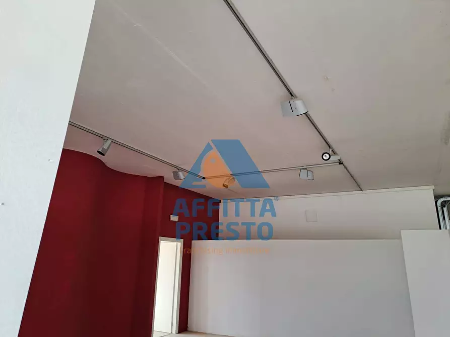 Immagine 12 di Attività commerciale in affitto  a Vinci