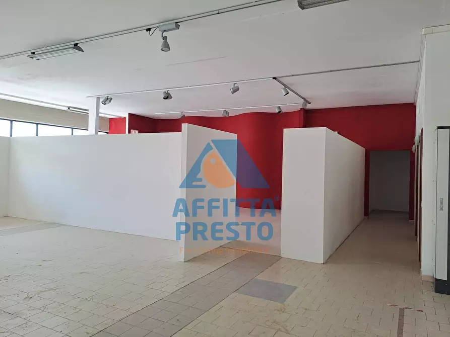 Immagine 19 di Attività commerciale in affitto  a Vinci