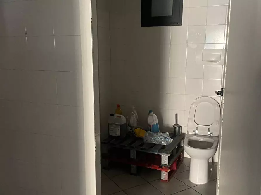 Immagine 7 di Negozio in affitto  in Corso G Ferraris 55 a Chivasso