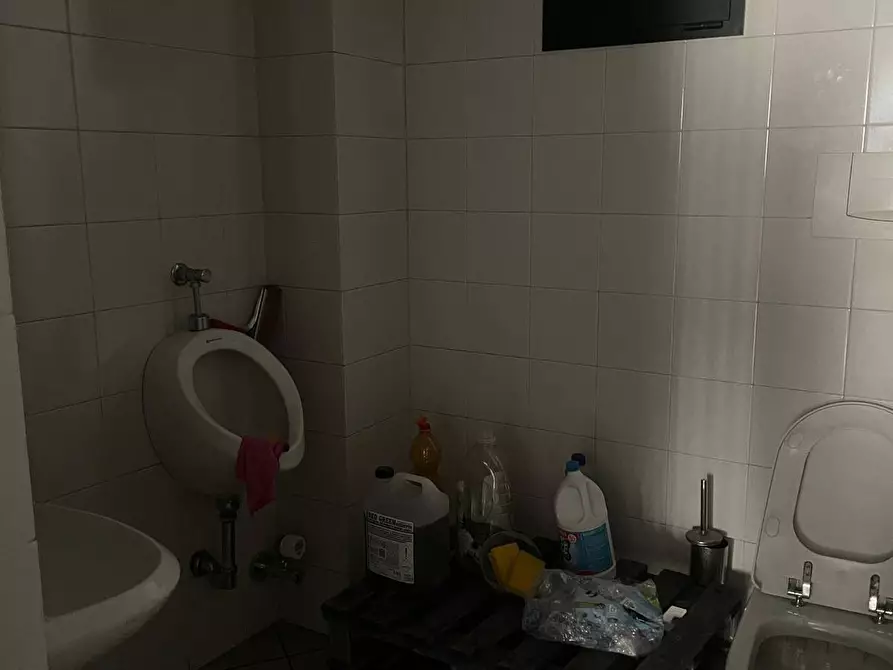 Immagine 11 di Negozio in affitto  in Corso G Ferraris 55 a Chivasso