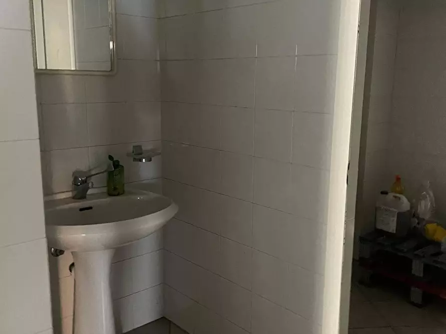 Immagine 13 di Negozio in affitto  in Corso G Ferraris 55 a Chivasso