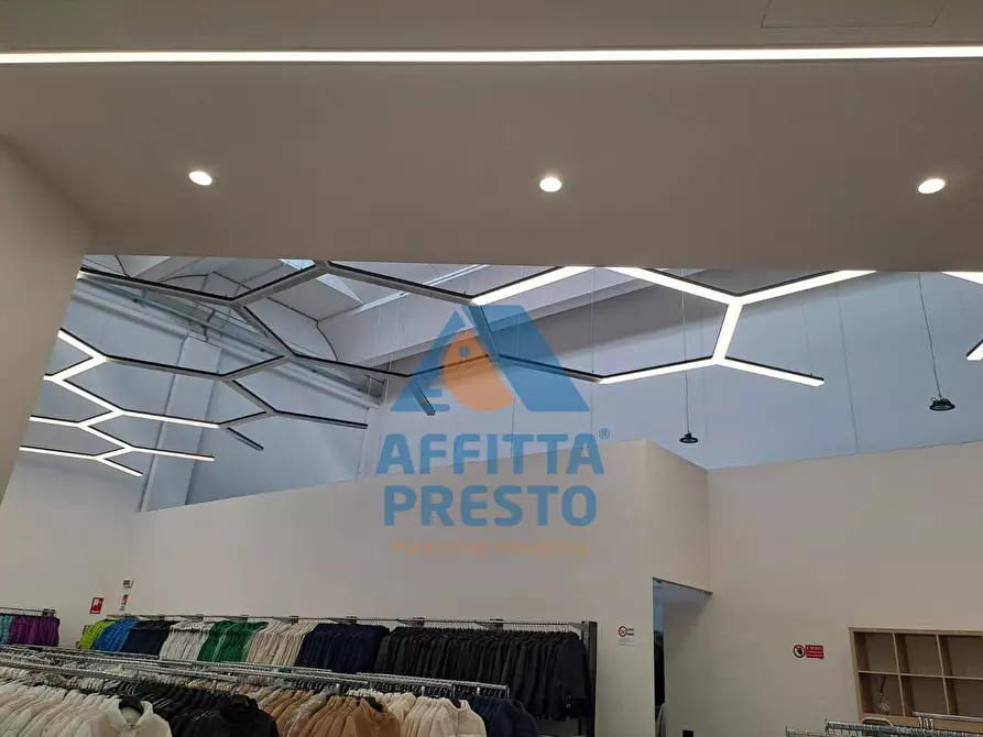 Immagine 1 di Attività commerciale in affitto  a Prato