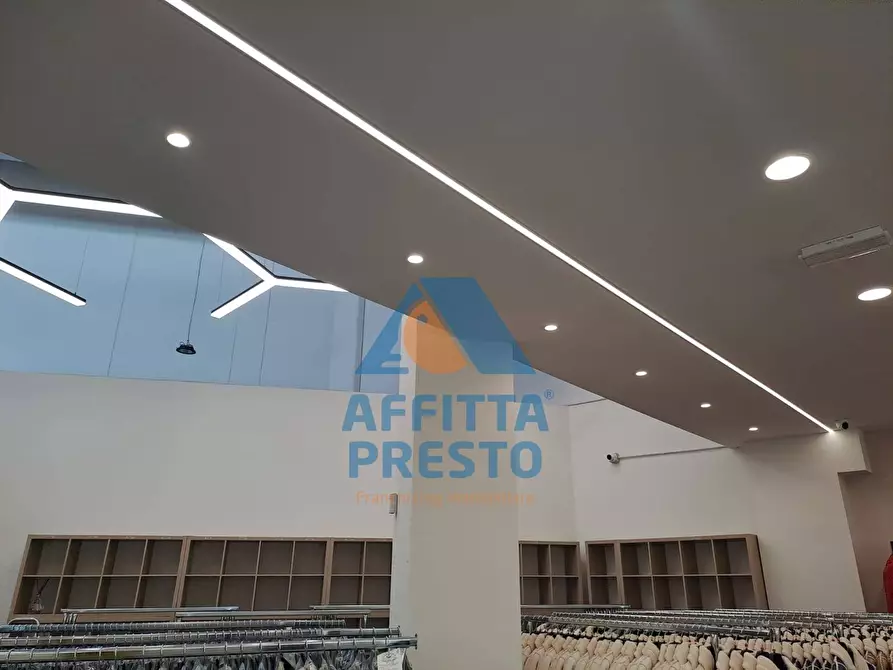 Immagine 2 di Attività commerciale in affitto  a Prato
