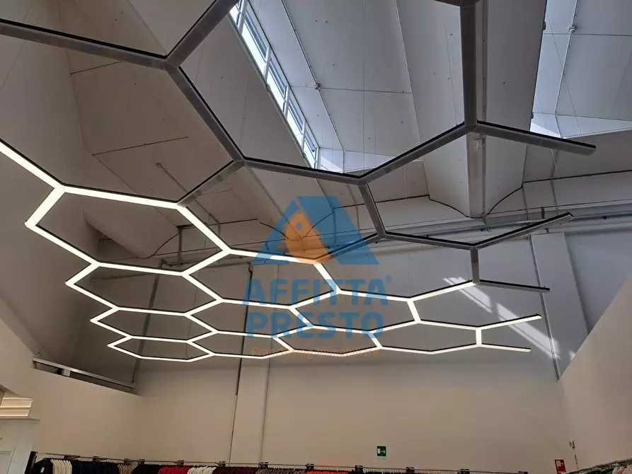 Immagine 3 di Attività commerciale in affitto  a Prato