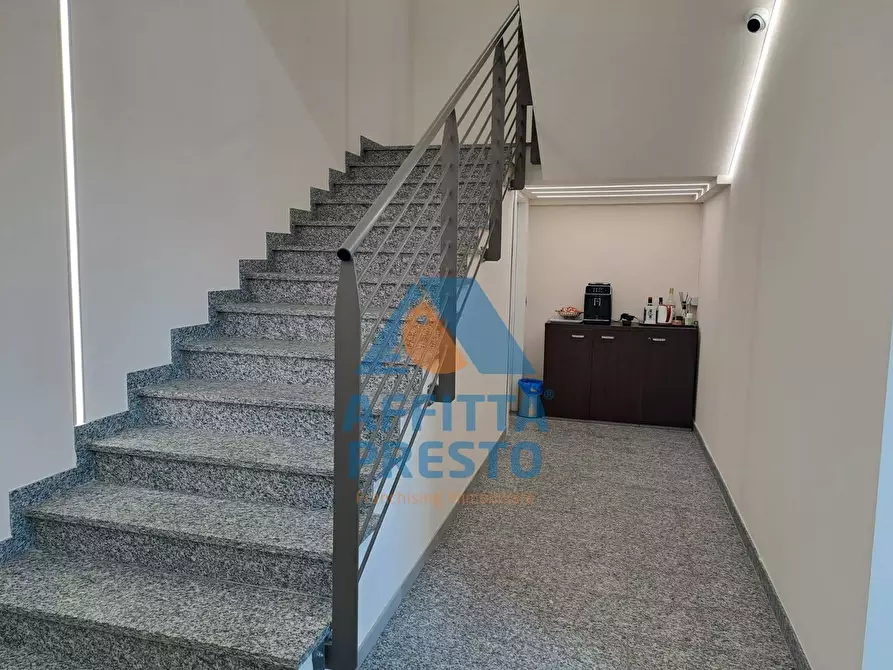 Immagine 6 di Attività commerciale in affitto  a Prato