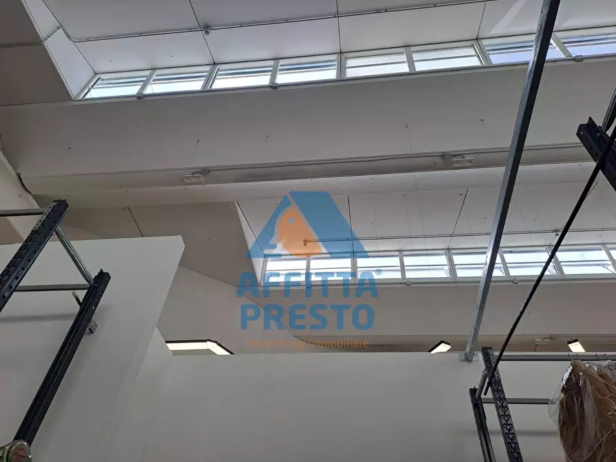 Immagine 9 di Attività commerciale in affitto  a Prato