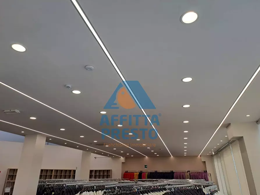 Immagine 11 di Attività commerciale in affitto  a Prato