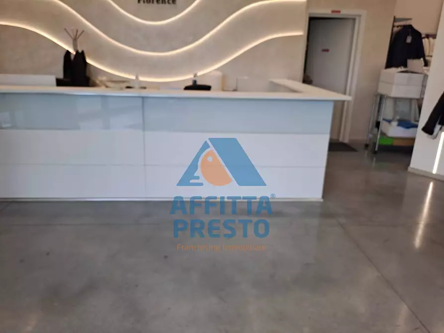 Immagine 12 di Attività commerciale in affitto  a Prato