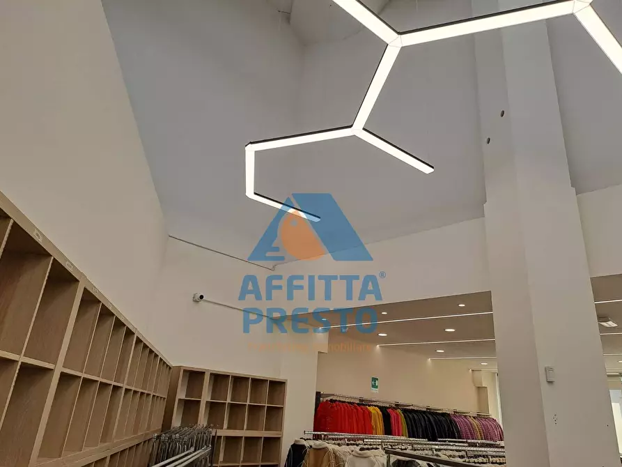 Immagine 13 di Attività commerciale in affitto  a Prato