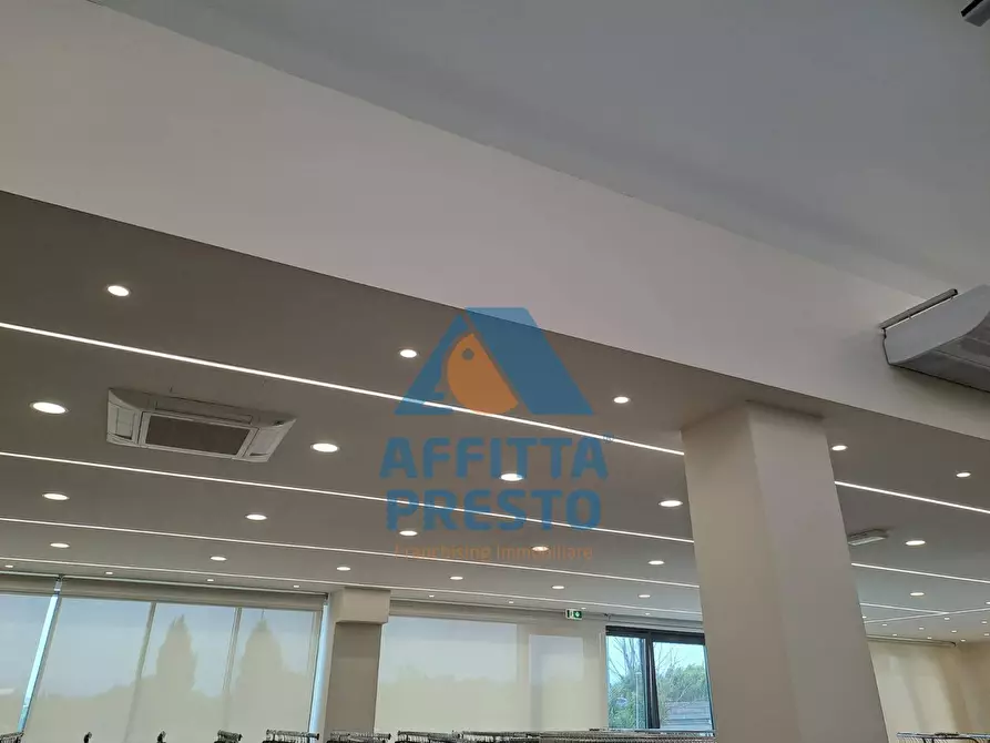 Immagine 14 di Attività commerciale in affitto  a Prato