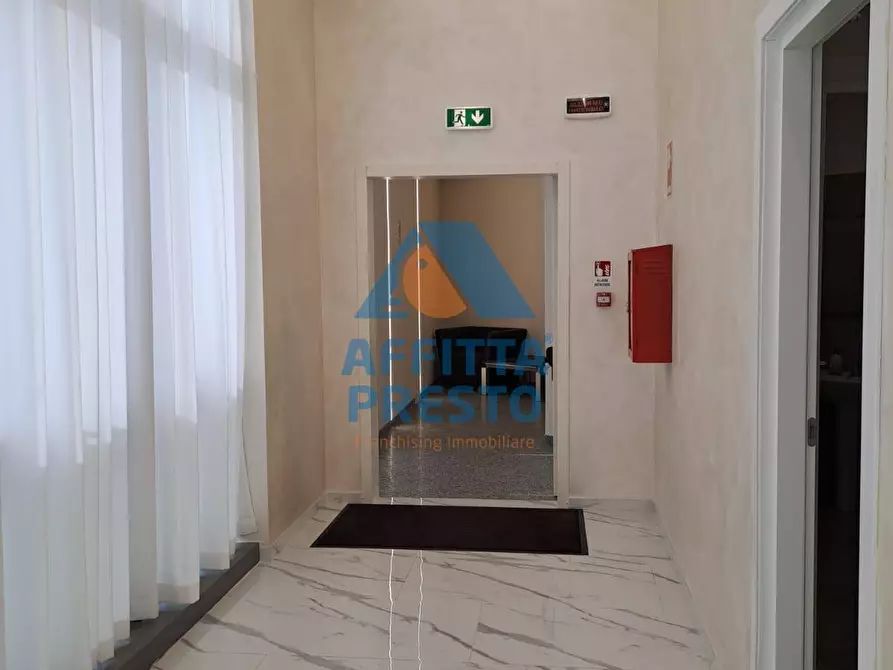 Immagine 15 di Attività commerciale in affitto  a Prato