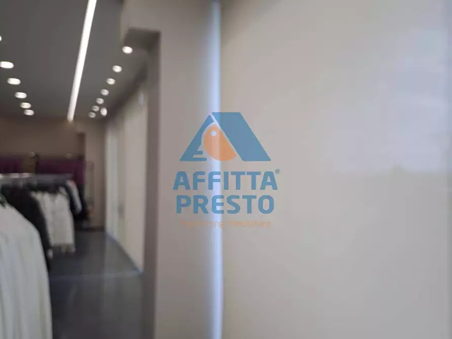 Immagine 16 di Attività commerciale in affitto  a Prato