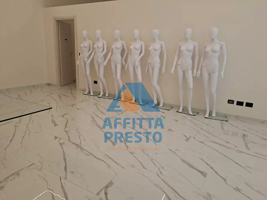 Immagine 17 di Attività commerciale in affitto  a Prato