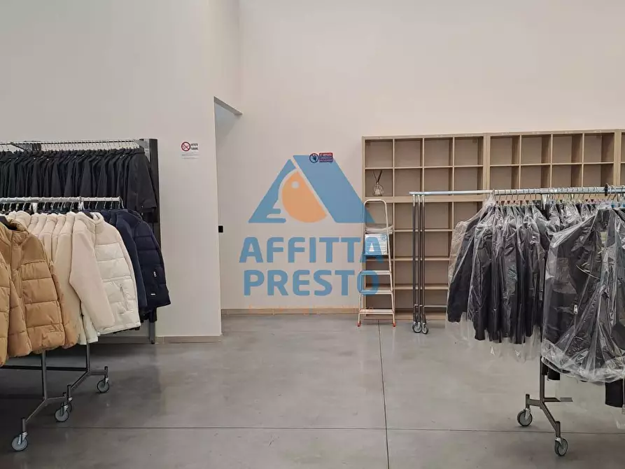 Immagine 19 di Attività commerciale in affitto  a Prato