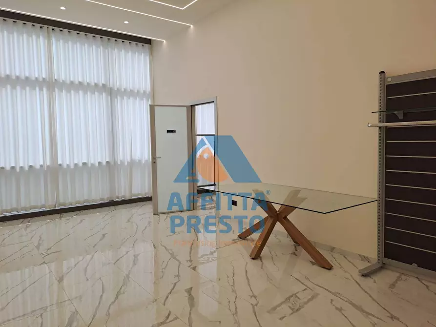 Immagine 20 di Attività commerciale in affitto  a Prato